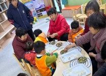 暖冬迎冬至 童趣乐相伴——华爱婴童与郑州益联社工联合举办亲子互动活动